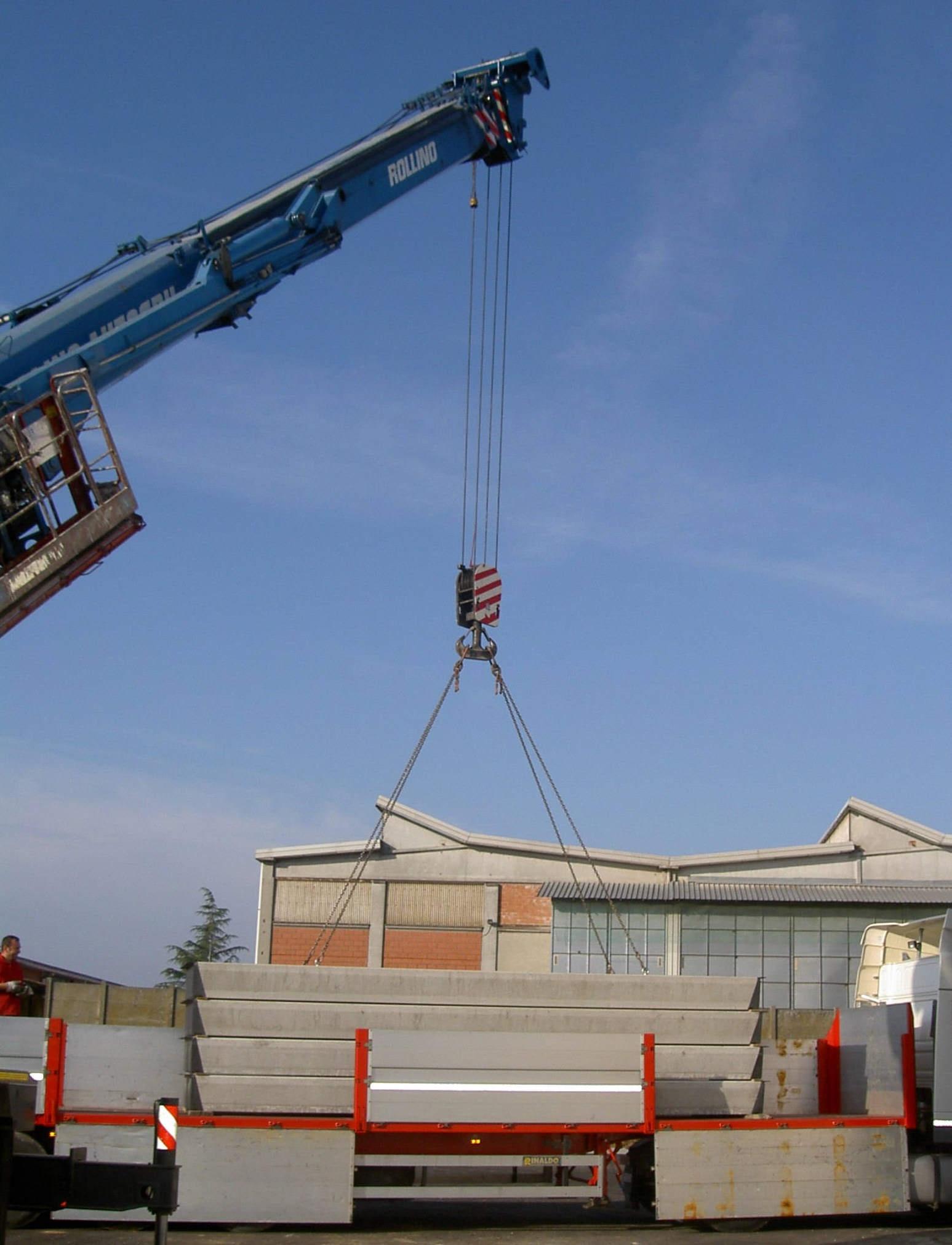 Scarico di una pesa a ponte da un camion.